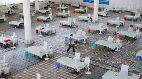 Un templo reconvertido en un hospital para atender a los enfermos