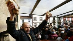 La subasta de las u�as de San L�zaro completa un fin de semana festivo en Santiago