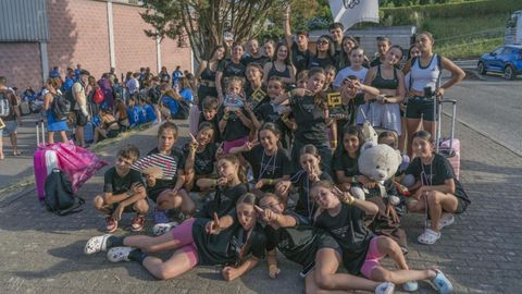 Buena parte de los bailarines de Street Dance Cedeira, con la directora y core�grafa (segunda por la izquierda de pie), en Tui