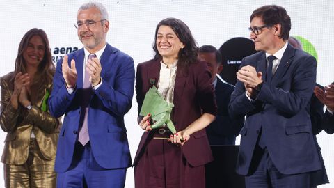 El presidente de Aena, Maurici Lucena; la escritora argentina Samanta Schweblin y el presidente de la Generalitat de Catalu�a, Salvador Illa, en la gala de entrega del Premio Aena