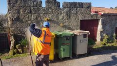 Trabajadores del �rea de medio ambiente desinfectan los contenedores de todo los pueblos.