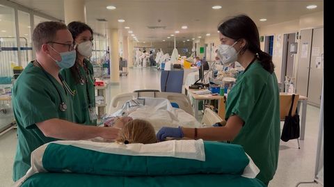 Anestesi�logos del CHUO atendiendo a una paciente en reanimaci�n.