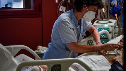 Una sanitaria atiende a un paciente ingresado en la uci del Hospital de Basurto en Bilbao