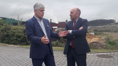 El vicepresidente del Gobierno y consejero de Infraestructuras, Medio Ambiente y Cambio Clim�tico, Juan Cofi�o, y del gerente de Cogersa, Santiago Fern�ndez