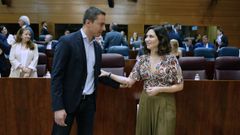 Gestos de cari�o a Isabel D�az Ayuso tras reincorporarse al trabajo tras su intervenci�n