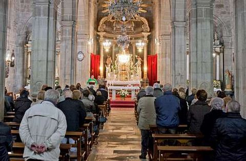 Misa celebrada d�as atr�s en la iglesia de Padr�n, oficiada por el p�rroco Roberto Mart�nez.