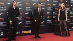 lvaro Mel, Alejandro Amenbar y Ana Polvorosa, a su llegada al estreno de la serie La fortuna.
