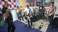 Inadaptados, durante un ensayo. La banda cumple 30 a�os y para celebrarlo volver�n a subirse al escenario del Rock in Cambre, que tambi�n est� de aniversario