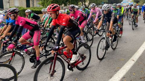 El pelotn de la Volta a Galicia comenz a rodar en un descenso neutralizado.