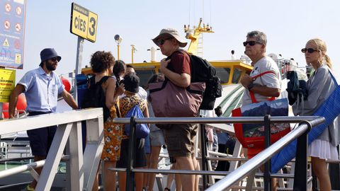 Imagen de colas para embarcar a las islas C&iacute;es en una foto de archivo