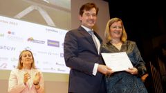 Juan Pablo Villanueva, director general de ADIF Alta Velocidad, y Mar�a Luisa Dom�nguez, presidenta del ADIF, con el premio San Telmo, otorgado por el Colegio de Ingenieros de Caminos de Galicia al nuevo acceso de alta velocidad a Galicia