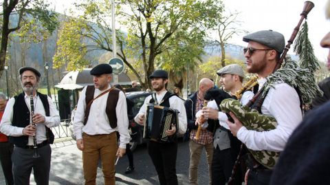 O Barco se rindi al botelo.Varias agrupaciones se encargaron de los pasacalles y por la tarde habr cantos de taberna
