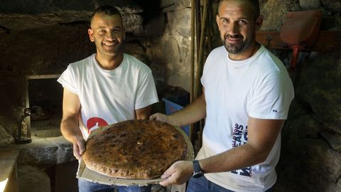 Emilio y Epi, en el horno comunal de O Mato