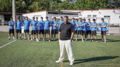 Manu Cer�n, presidente del Auriense CA, con los jugadores del equipo juvenil 