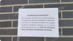 Cartel informativo en un portal del barrio de La Florida, en Oviedo