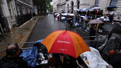 Los medios ya esperan en el exterior de Downing Street 