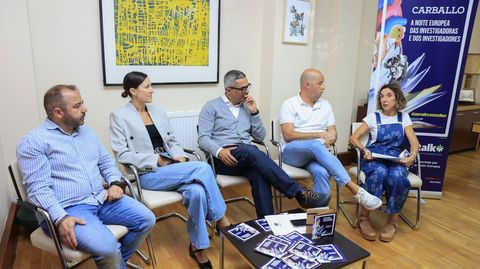 Diego Iglesias, de Axober; Ver�nica Bol�n, por la Universidade da Coru�a y la Academia Joven de Espa�a; el alcalde, Daniel P�rez; el edil Iv�n Andrade, y M�nica Mari�o, del instituto Alfredo Bra�as de Carballo, ayer, en la alcald�a de Carballo, en la presentaci�n de las jornadas