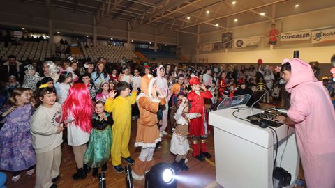 FESTIVAL DE DISFRACES EN EL PABELLON DE A CACHADA
