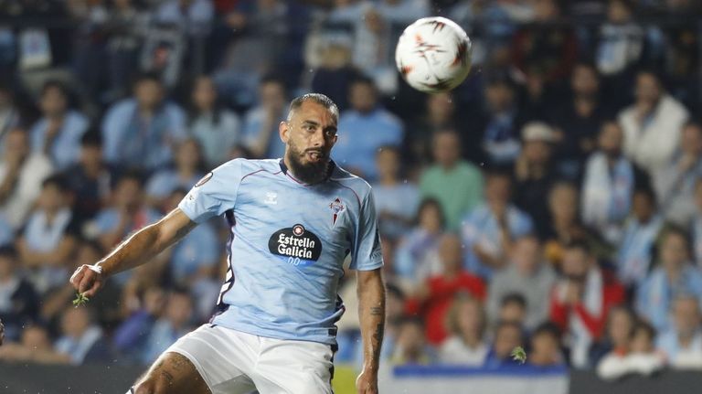 Borja Iglesias remata un bal�n de cabeza durante un partido del Celta en la Europa League.