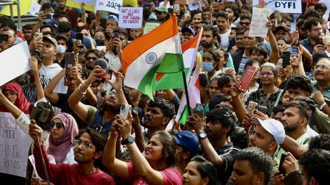 Estudiantes y activistas se manifiestan alentados por el Partido Janta de las Cucarachas en Bangalore, la India, el 25 de julio