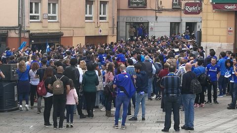 Aficionados del Oviedo, en el centro de Le�n