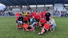 La plantilla del Burela celebra su victoria ante el Ribadeo en el Trofeo Delira.