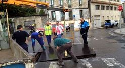 El agua desplaz� una tapa de un registro que fue preciso recolocar con una gr�a. 