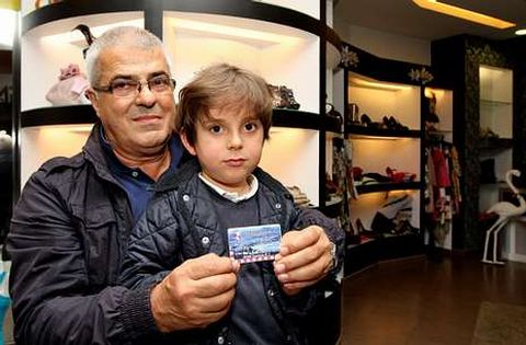 El socio n�mero 2.001 del Arousa, ayer con su nieto nada m�s recibir su carnet en la zapater�a familiar.