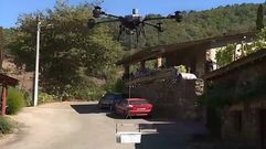 El dron utilizado en el ensayo sobrevuela el lugar en el que se ubica la bodega