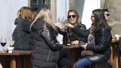 Un brindis con vino en la zona de la plaza de abastos.