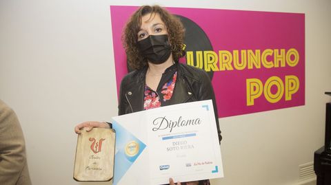 La docente Gemma Fernndez recoge el sexto premio, otorgado al alumno Diego Soto, del Manuela Rial, que no pudo acudir