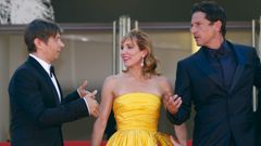 El director Sean Baker (derecha), junto a los intérpretes Simon Rex y Bree Elrod, en Cannes.
