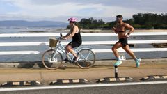 Deportistas por el puente de A Illa