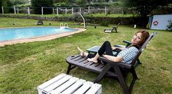 Henar Ortiz se relaja junto a la piscina de la casa de turismo rural El Mirlo Blanco, en la localidad pontevedresa de Catoira.