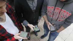 J�venes escribiendo mensajes en sus tel�fonos m�viles.
