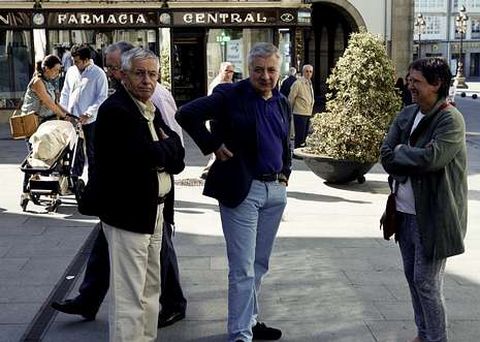 El alcalde de Lugo, L�pez Orozco, abandona la compa��a de Jos� Blanco, poco despu�s de votar en las primarias del PSOE, para no aparecer retratado con la sindicalista Carmen Antas, que se acerc� al regidor para interrogarlo sobre los avances en el conflicto de la recogida de basuras.