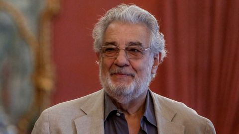 
El tenor espaol Plcido Domingo ha anunciado a travs de sus redes sociales que ha dado positivo en COVID-19 tras hacerse la prueba debido a sntomas de tos y fiebre