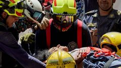 El rescate de Diana. Los bomberos de Cali sacan a una mujer de entre los escombros de uno de los inmuebles que no soportaron el temblor en esta ciudad, donde los servicios de emergencia y los ciudadanos voluntarios trabajaron toda la noche en los rescates