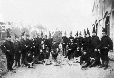 A comparsa nunha imaxe do ano 1913 co gallo do popular entroido da �poca. 