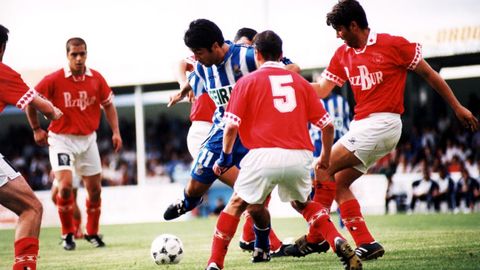 Turu Flores, rodeado por futbolistas del Viveiro, de rojo, en 1998.