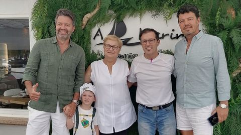 A la izquierda, uno de los hermanos Torres; en el centro, personal del restaurante A Marina