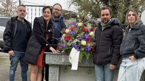 Ofrenda floral, el domingo, el cementerio de San Marti�o de Si�s