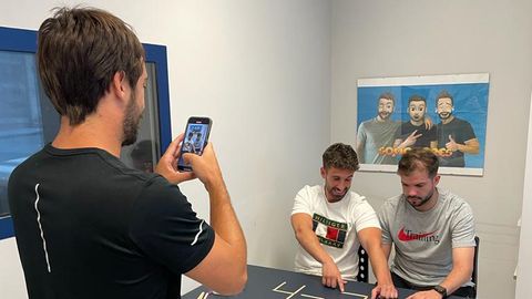 Los integrantes de SOMOS TRES resolviendo un reto.