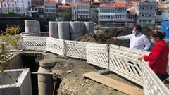La alcaldesa de Betanzos, Mar�a Barral, junto al concejal de Obras, Diego Fern�ndez, revisando el estado de las obras