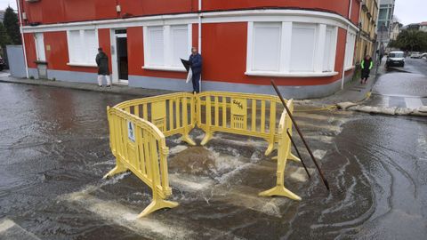 Vallas se�alizando los puntos m�s peligrosos por la inundaci�n, en Perl�o (Fene)