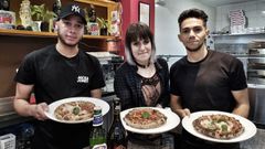 Parte del equipo de Napoli, con algunas de las pizzas que elaboran en el restaurante