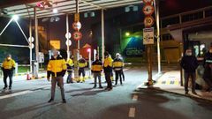 Los trabajadores bloquearon ayer de nuevo los accesos al astillero