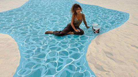 Lorena Castro, directora de la firma The Old Van, dando los �ltimos toques al �beach club� que est�n preparando en el exterior de Marineda City