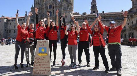 Participantes en la Pontevedrada a su llegada a la Praza do Obradoiro, en Santiago
