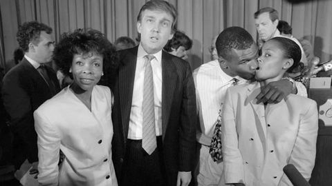 Donald Trump, en 1988, con Mike Tyson, la esposa y la suegra de este tras convertirse en el apoderado de la Tyson Enterprises.